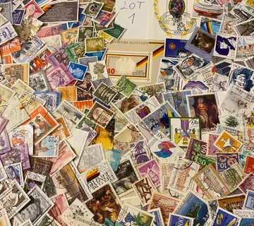 Lot 1 - 300 komada različitih poštanskih maraka - cover