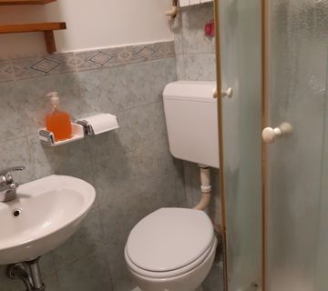 IZNAJMLJUJEM 30m2 STAN UTRINA - cover