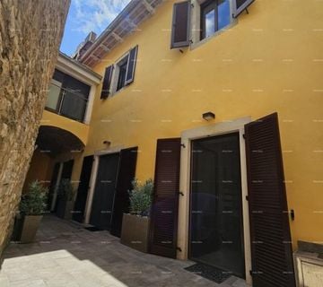 Prelijepa kuća s tri etažirana apartmana u staroj jezgri grada, Poreč - cover
