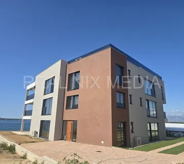 PRIVLAKA-JEDINSTVENA LOKACIJA! 1. RED DO MORA! USELJIVO! - cover