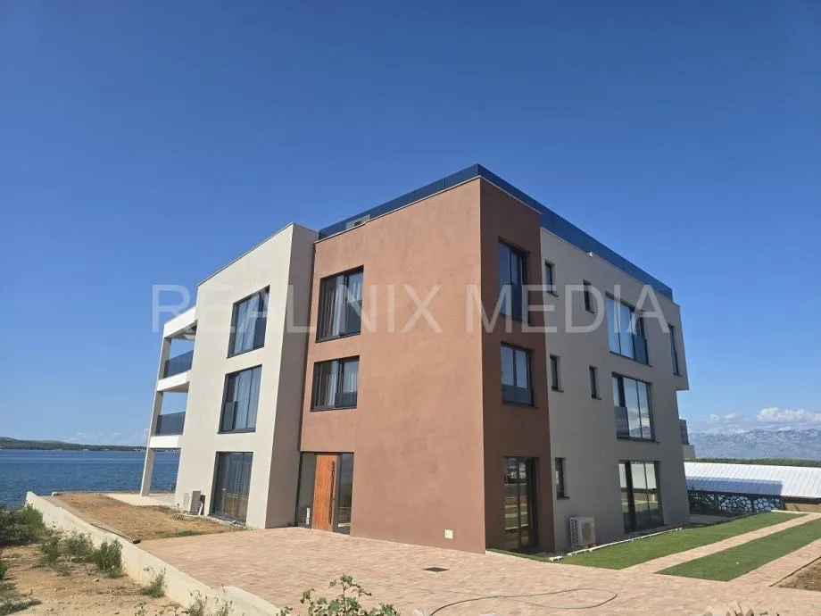 PRIVLAKA-JEDINSTVENA LOKACIJA! 1. RED DO MORA! USELJIVO! - cover