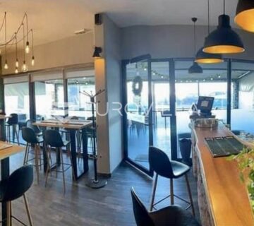 Istra, Umag, Novouređeni lokal prvi red do mora, 55m2 + 80m2 natkrivena terasa - cover