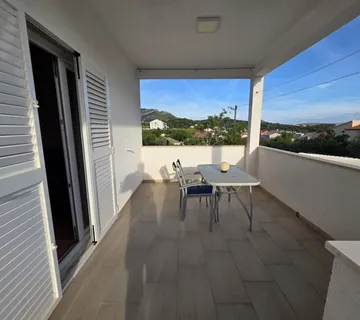 Solin, novouređeni 2-sobni stan 80.00 m2 + 1 PM, dugoročni najam! - cover