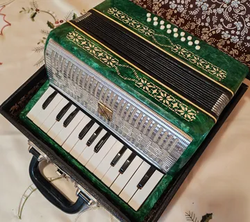 Dječja harmonika 16 basova u ekstra odličnom stanju - cover