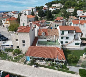 Kamena kuća i konoba uz more u centru Tribunja  - cover