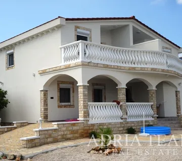 APARTMANSKA KUĆA 5m OD PLAŽE - cover