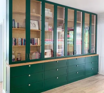 Vitrina sa staklenim vratima - cover