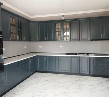 Kuhinja se retro frontama sa ukladama - cover