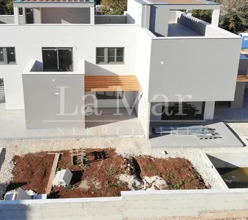 Ližnjan- Medulin- Luksuzne vile - odlična investicija! - cover