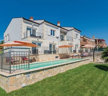 POREČ-VILA SA TRI APARTMANA I PANORAMSKIM POGLEDOM NA MORE (prodaja) - cover