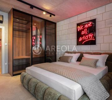 Unikatna vila u zaleđu Splita s bazenom i teniskim terenom! - cover