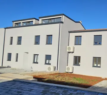 Dvoetažni stan s pogledom na more – novogradnja blizu Poreča - cover