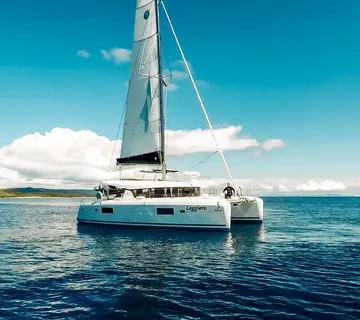 LAGOON 42 - LEGGIERO - cover