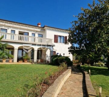 Umag, vila prvi red do mora - cover