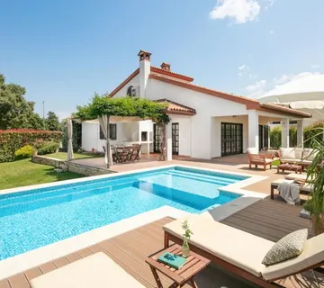 Kuća 2,5 km od Poreča i mora, 330 m2, prilika (prodaja) - cover