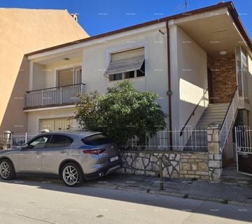 Kaštanjer, kuća s dva odvojena stana, garažom i uređenom okućnicom - cover