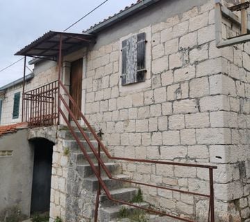 Kemena kuca na 2 etaze i pored nje jos jedna prizemnica - cover