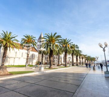 Trogir, odličan dvosoban stan na prvoj etaži s parkirnim mjestom NKP 65 m2 - cover