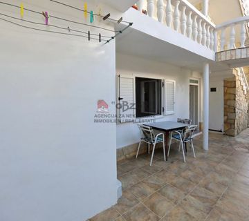 BIBINJE-Apartmanska kuća- DRUGI RED OD MORA - cover