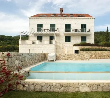 Vila s tri odvojena stana u Cavtatu (prodaja) - cover