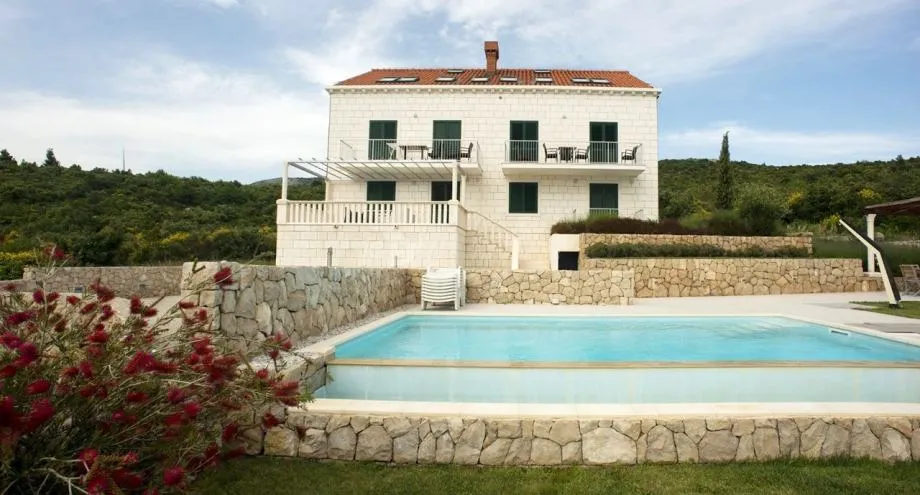 Vila s tri odvojena stana u Cavtatu (prodaja) - cover