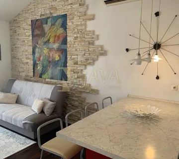 TRSAT, NAJAM 1 S+DB S BALKONOM, POGLED NA MORE, BLIZINA KAMPUSA - cover