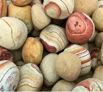 Naziv artikla: Prošarani ukrasni oblutak - cover