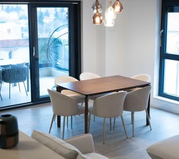 TROSOBAN OBITELJSKI STAN ODMAH PORED ŠKOLE - PRIVATNA KROVNA TERASA! - cover