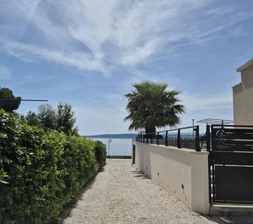 Kaštel Stari, stan sa terasom 72.00 m2, garaža 12 m2, 50 m od mora! - cover