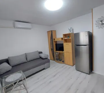 ČERVAR PORAT-RENOVIRANI STAN NA PRODAJI (prodaja) - cover