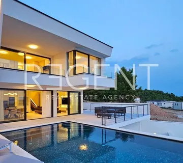 Podstrana - Luksuzna vila sa panoramskim pogledom na more - cover