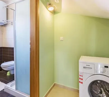 Vabriga, kuća na kraju niza sa malim bazenom u dvorištu - cover