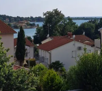 NOVIGRAD OKOLICA-STAN NA PRODAJI 200 M OD MORA (prodaja) - cover