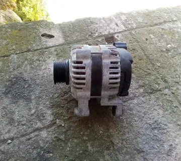 Opel Corsa 2012 god alternator - cover