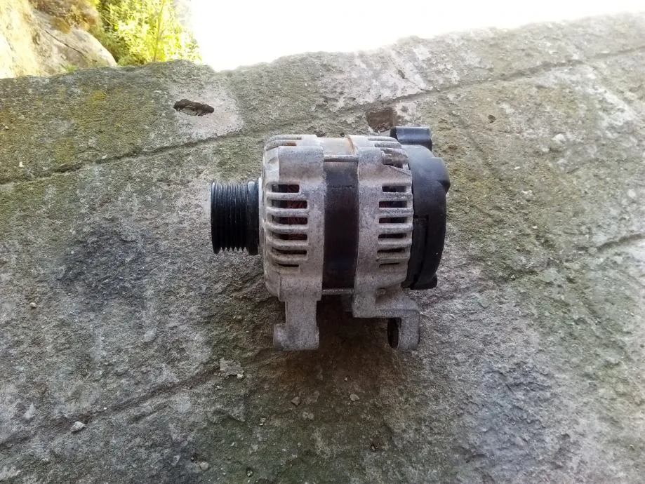 Opel Corsa 2012 god alternator - cover