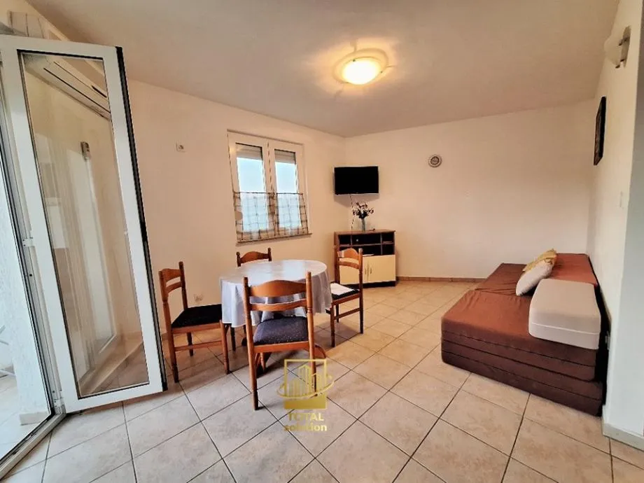 Pakoštane, dvosobni apartman 43 m2 na 2. katu, 1 natkriveni parking - cover