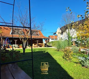 Jakovlje, izuzetno lijepa drvena kuća na parceli 500 m2, sa garažom - cover