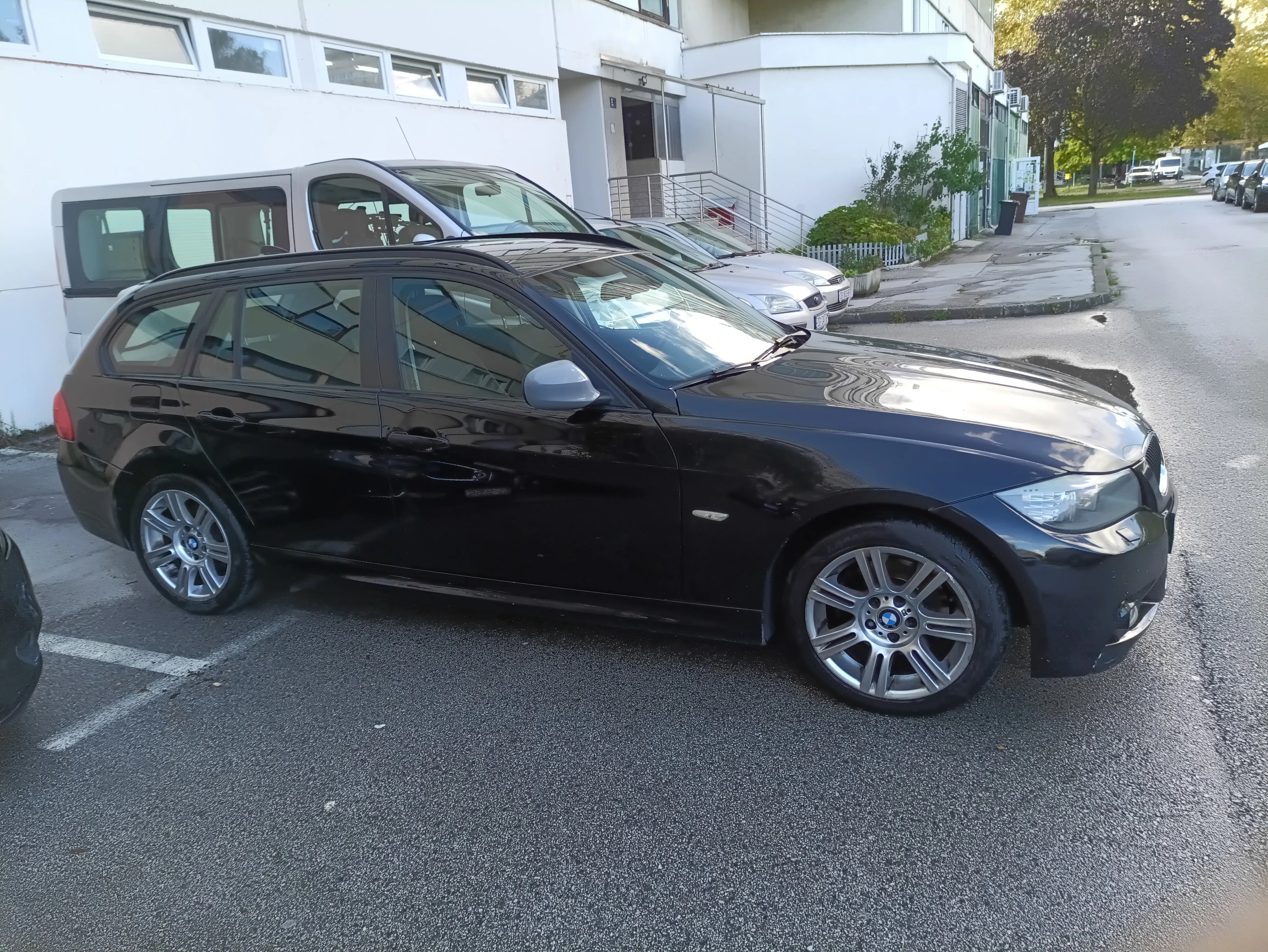 BMW 318D sjedi vozi - cover