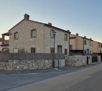 Kamenita vila sa bazenom ,garazom i vrtom - cover