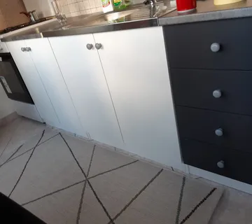 JEDNOSOBAN NAMJEŠTEN STAN U UTRINI IZNAJMLJUJEM UREDNOJ ŽENSKOJ OSOBI - cover