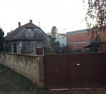 Stara kuća za renovaciju ili rušenje - cover