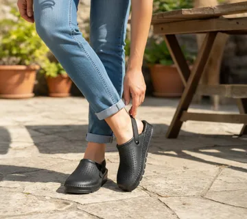 Crne medicinske klompe/papuče, sa crnim đonom - cover