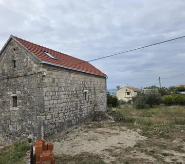 SOLIN SV KAJO KAMENA KUĆA TLOCRTNO 50 M2, PARCELA 250 M2 - cover