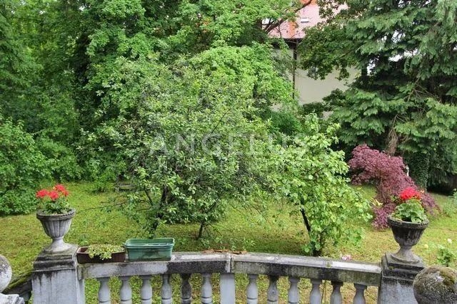 Zagreb, Tuškanac, pola vile u jednoj od naljepših ulica - cover