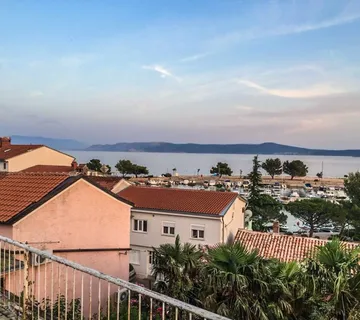 CRIKVENICA – IZVRSNA LOKACIJA, SAM CENTAR. NEKOLIKO KORAKA OD MORA! - cover