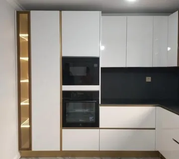 Kuhinja lakirana bjeli visoki sjaj sa zlatnom golom - cover