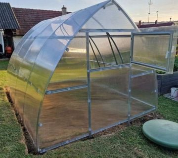 Staklenik ARROW širine 3m–opterećenje do 240 kg/m²+4/6 mm polikarbonat - cover