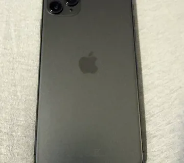 iPhone 11 Pro Max 64 GB + slusalice + 3 maskice - cover