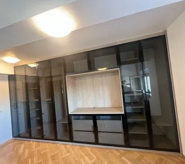 Garderobni ormar sa staklenim vratima - cover