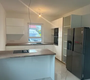 Kuhinja lakirana medijapan - cover